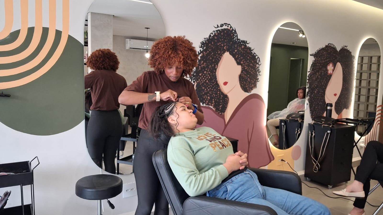 Cada trança, cada cacho, cada fio é memória e futuro. É resistência e, acima de tudo, é orgulho.