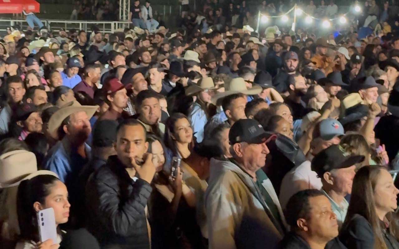 Gino & Geno e abertura do rodeio levantam o público na Expovale
