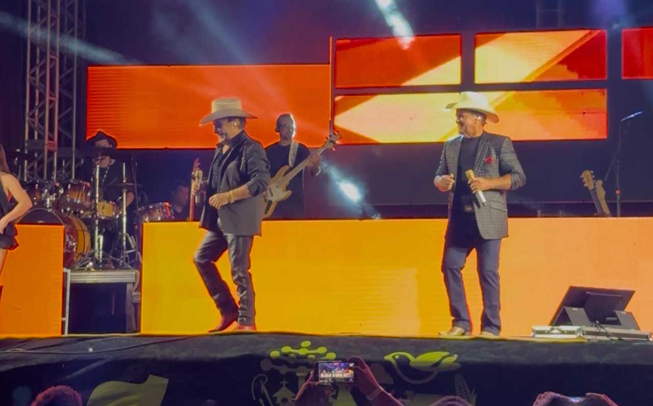 Gino & Geno e abertura do rodeio levantam o público na Expovale