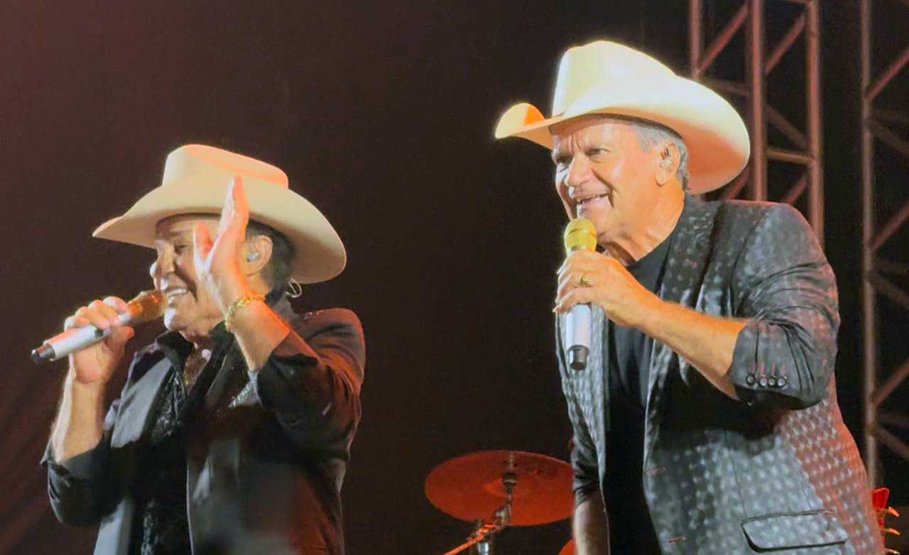 Gino & Geno e abertura do rodeio levantam o público na Expovale