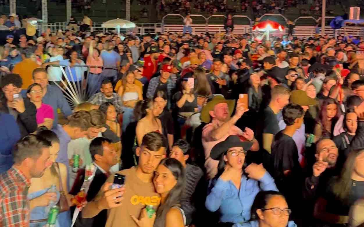 Gino & Geno e abertura do rodeio levantam o público na Expovale
