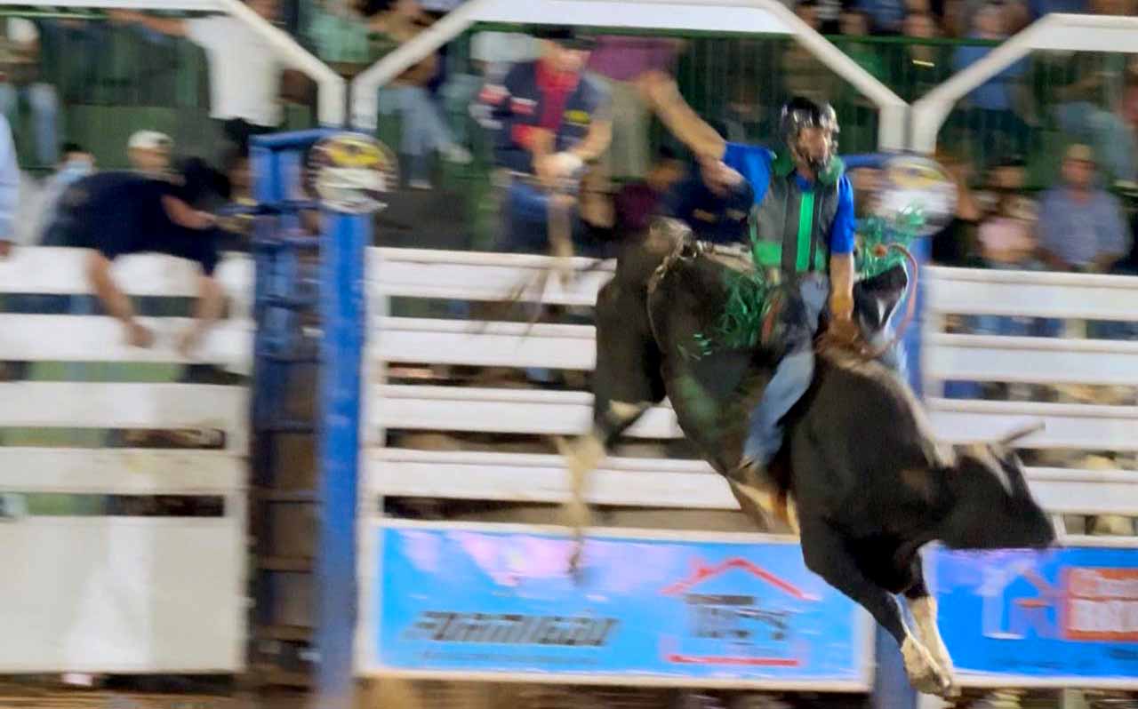 Gino & Geno e abertura do rodeio levantam o público na Expovale