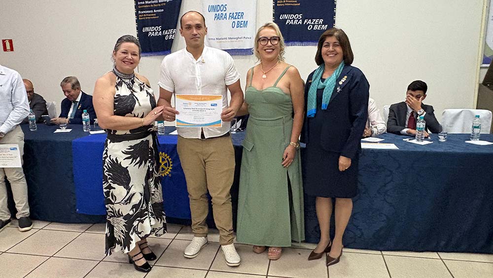 Governadora do Rotary visita Ivaiporã em posse de 10 novos associados