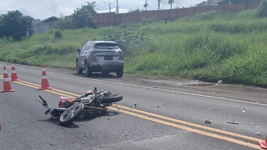 Motociclista de 29 anos fica ferida após colisão com carro na BR-369