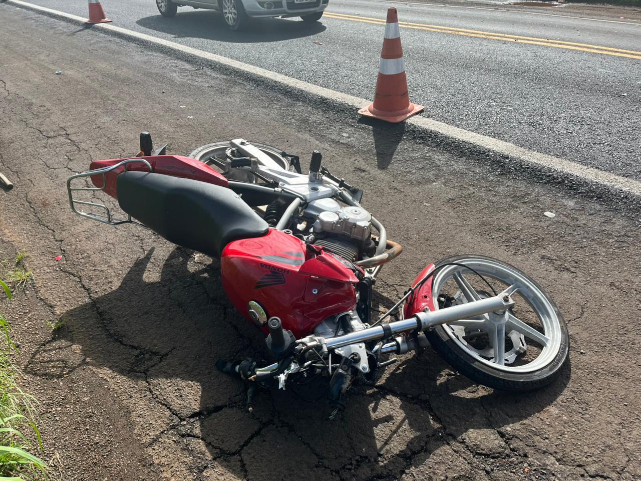 Motociclista de 29 anos fica ferida após colisão com carro na BR-369