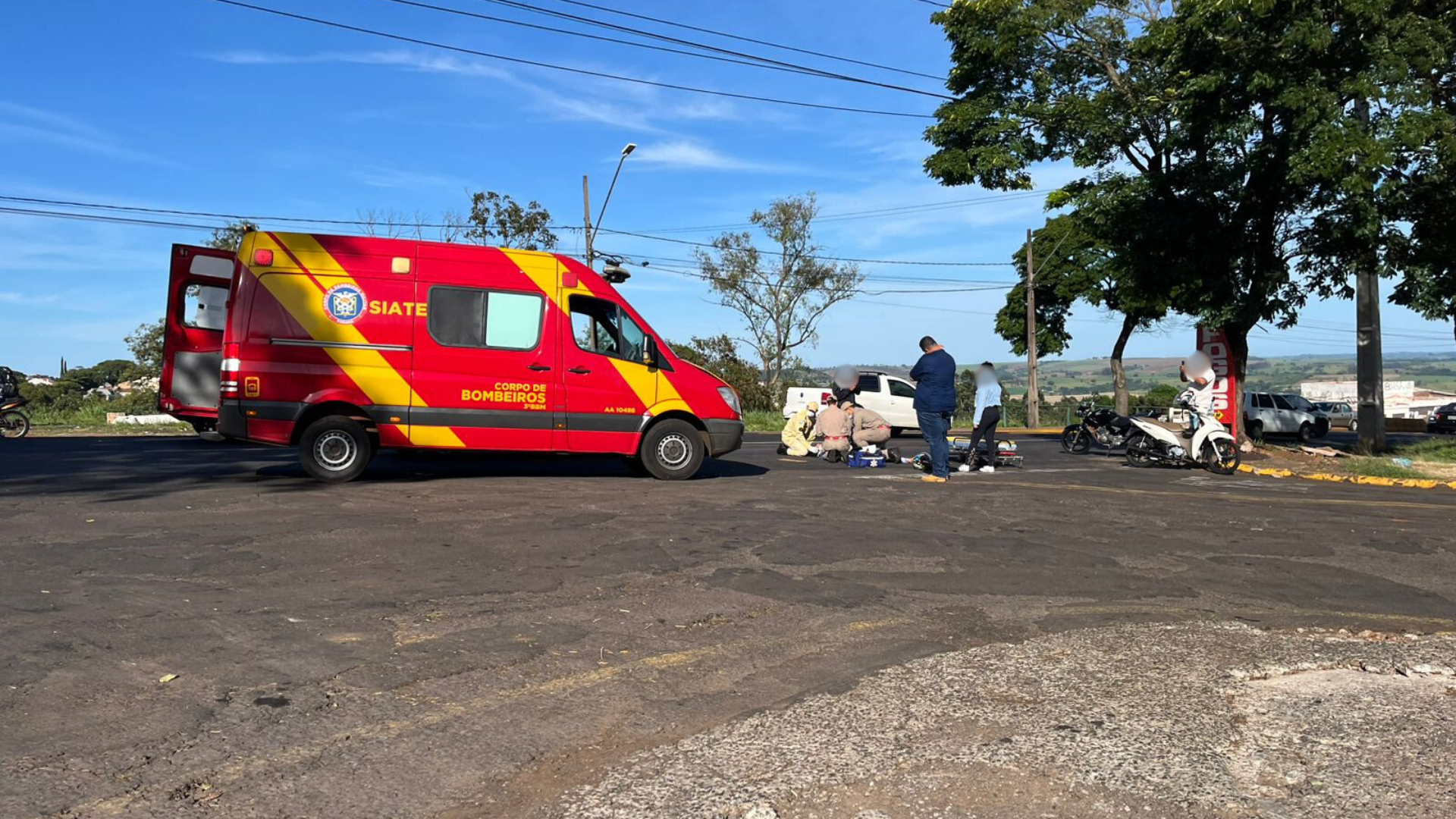 Mulher fica ferida em colisão entre carro e moto na Av Minas Gerais