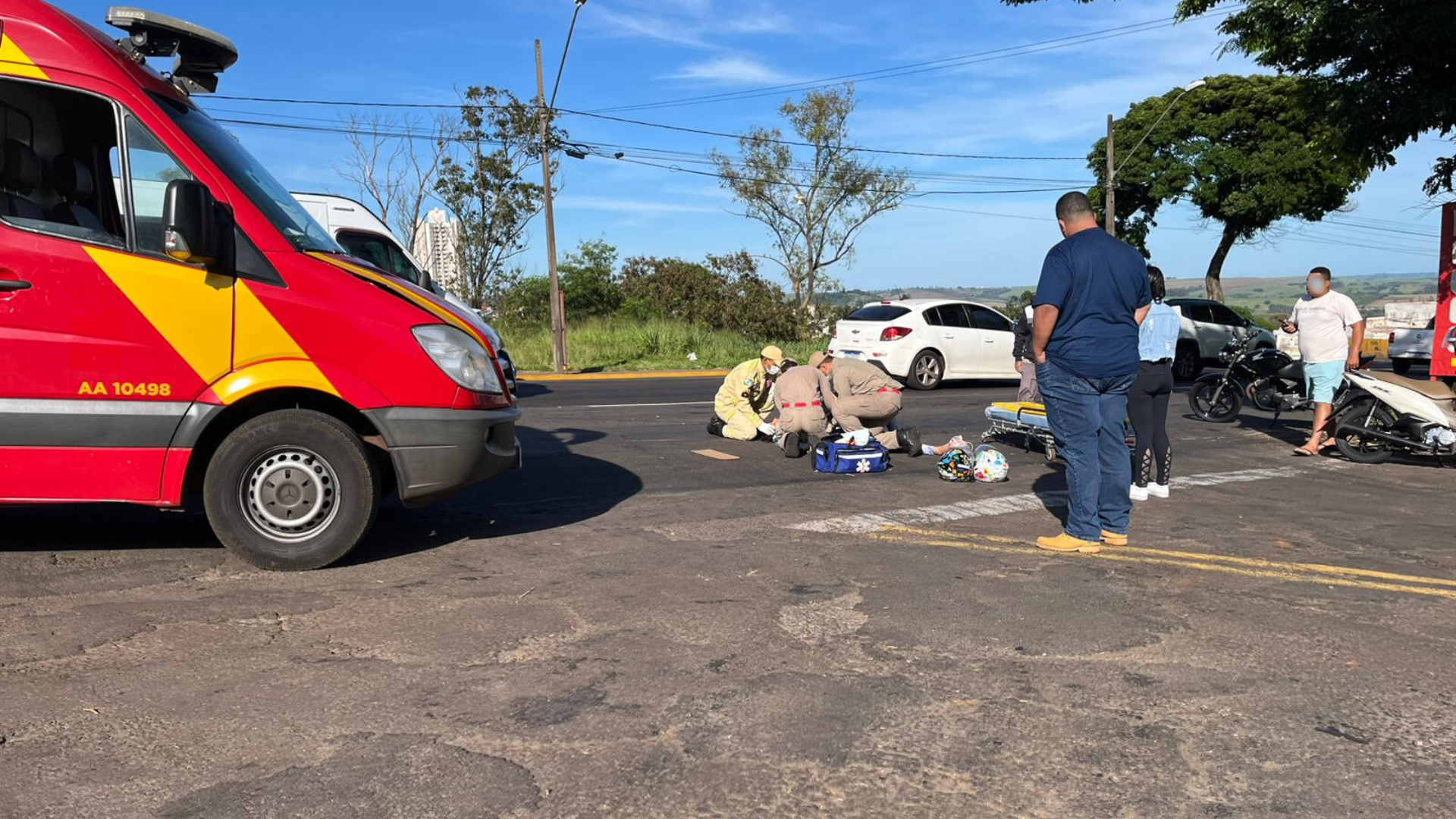 Mulher fica ferida em colisão entre carro e moto na Av Minas Gerais