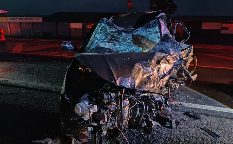 O motorista do carro morreu no local
