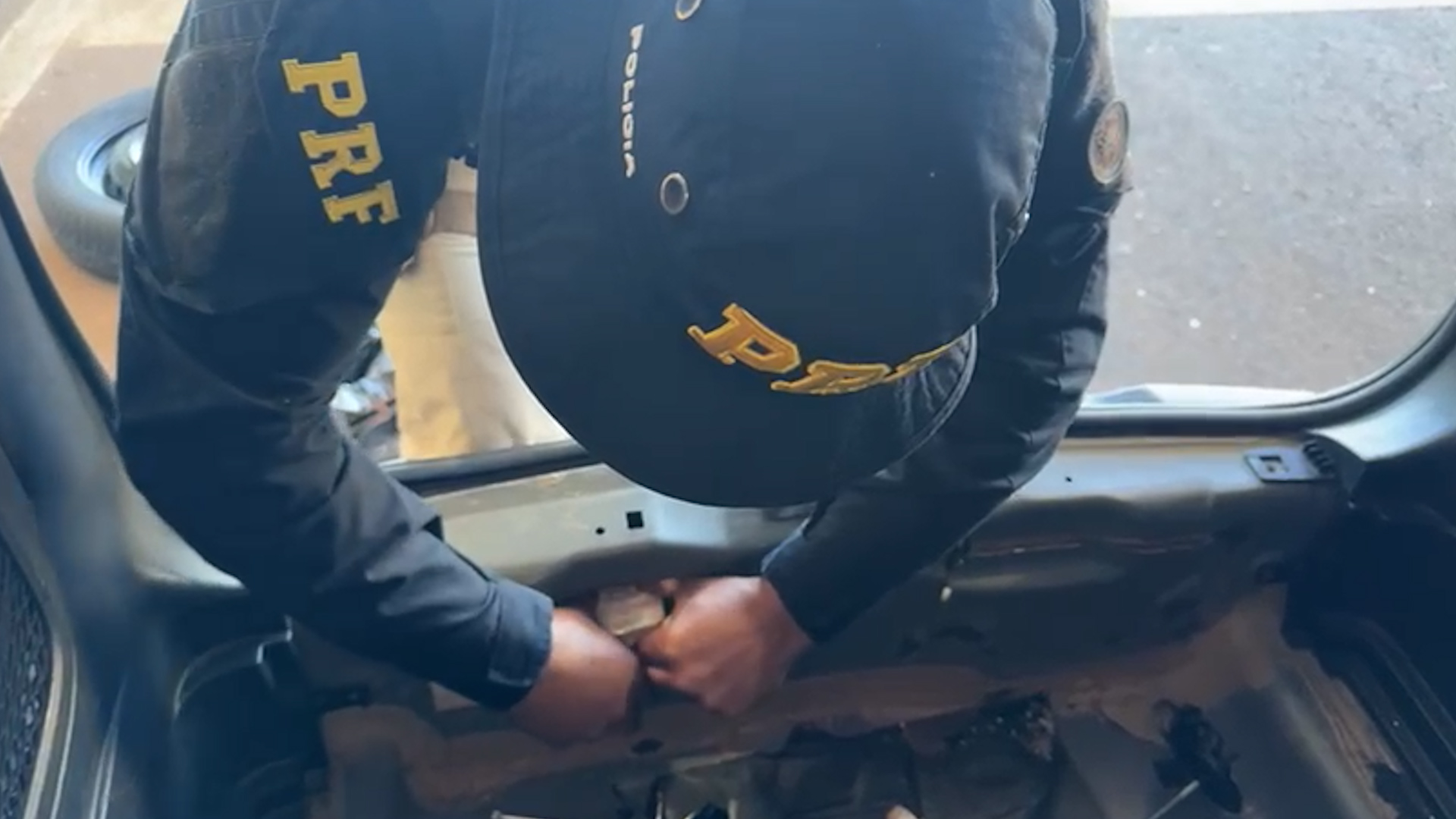 PRF apreende mais de 40 quilos de drogas na BR-487 no Paraná