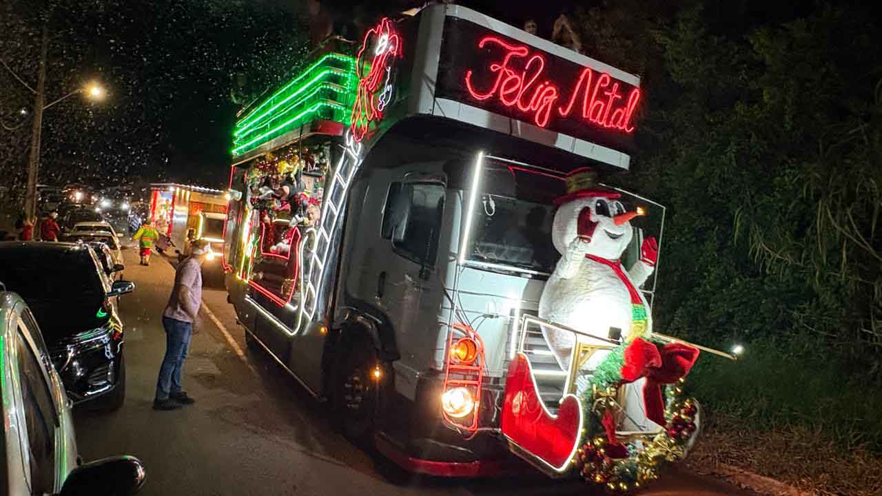 Papai Noel é recebido com festa e luzes em Jardim Alegre