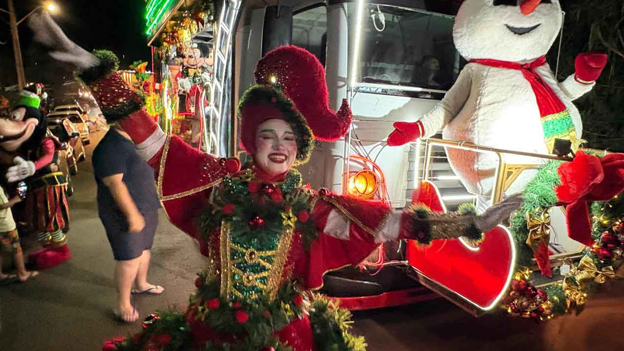 Papai Noel é recebido com festa e luzes em Jardim Alegre