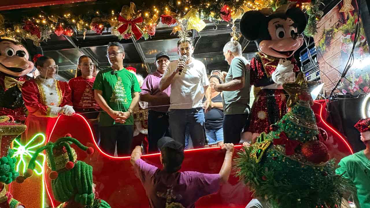 Papai Noel é recebido com festa e luzes em Jardim Alegre
