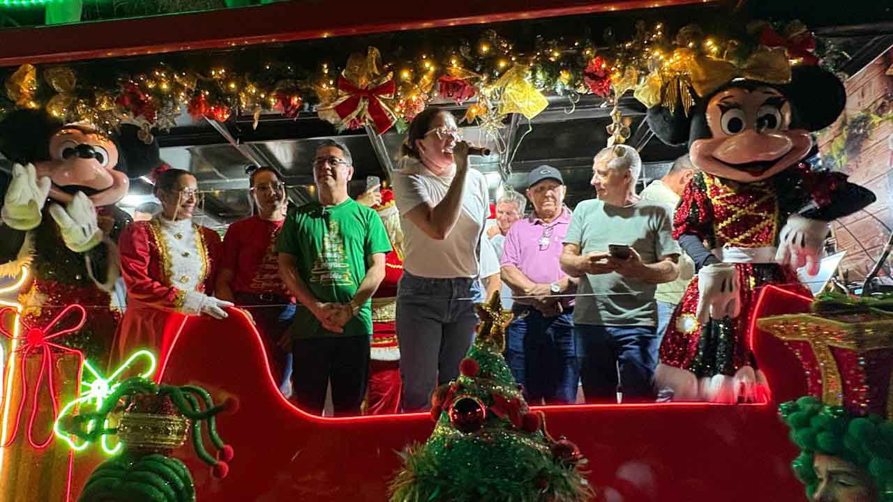 Papai Noel é recebido com festa e luzes em Jardim Alegre