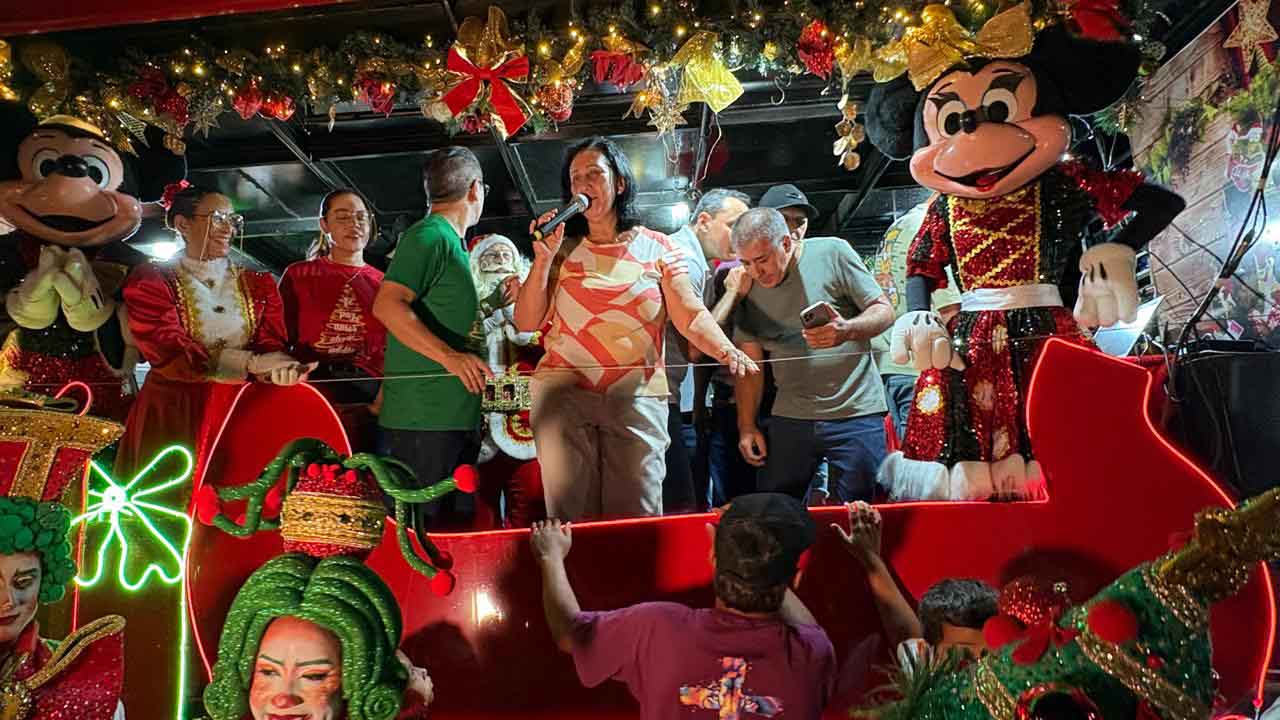 Papai Noel é recebido com festa e luzes em Jardim Alegre