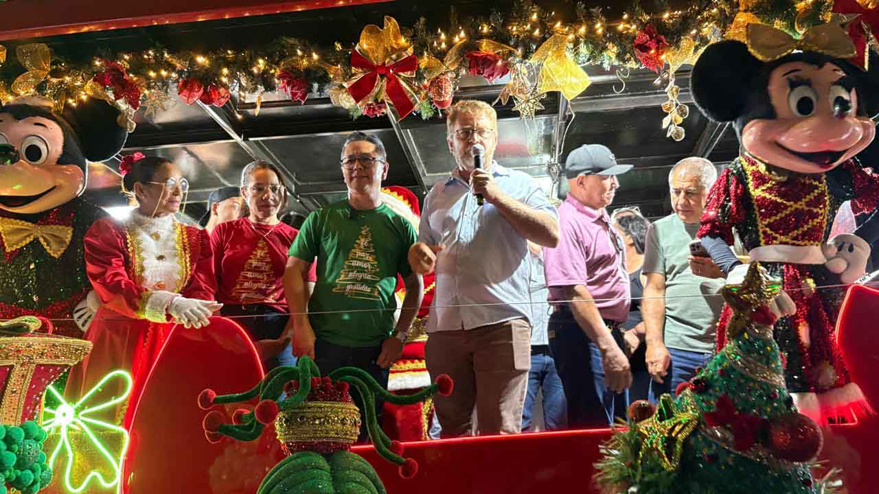 Papai Noel é recebido com festa e luzes em Jardim Alegre
