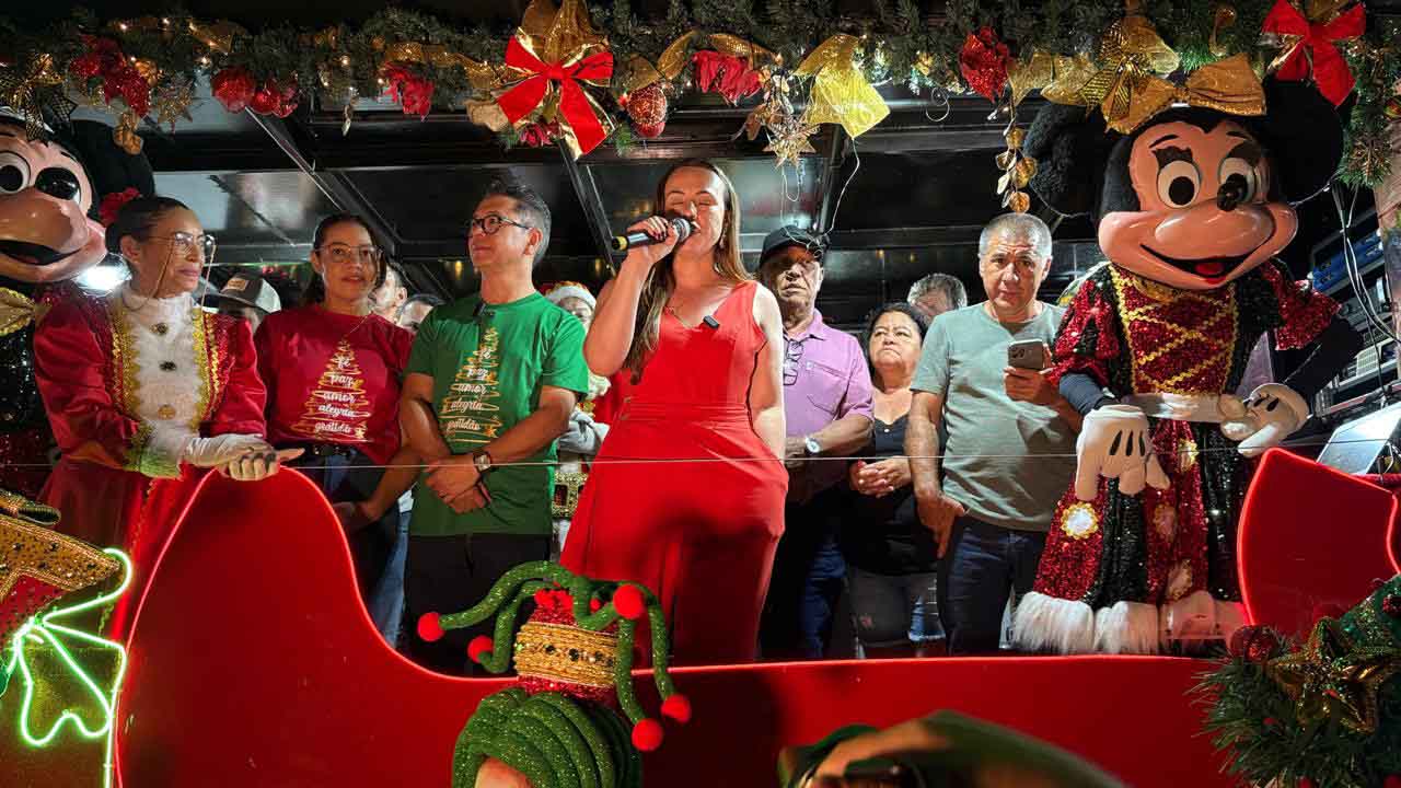 Papai Noel é recebido com festa e luzes em Jardim Alegre