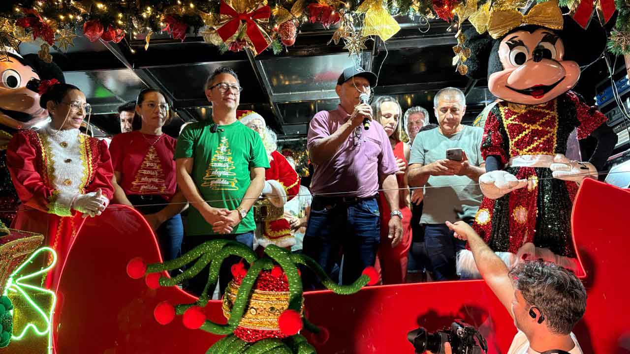 Papai Noel é recebido com festa e luzes em Jardim Alegre