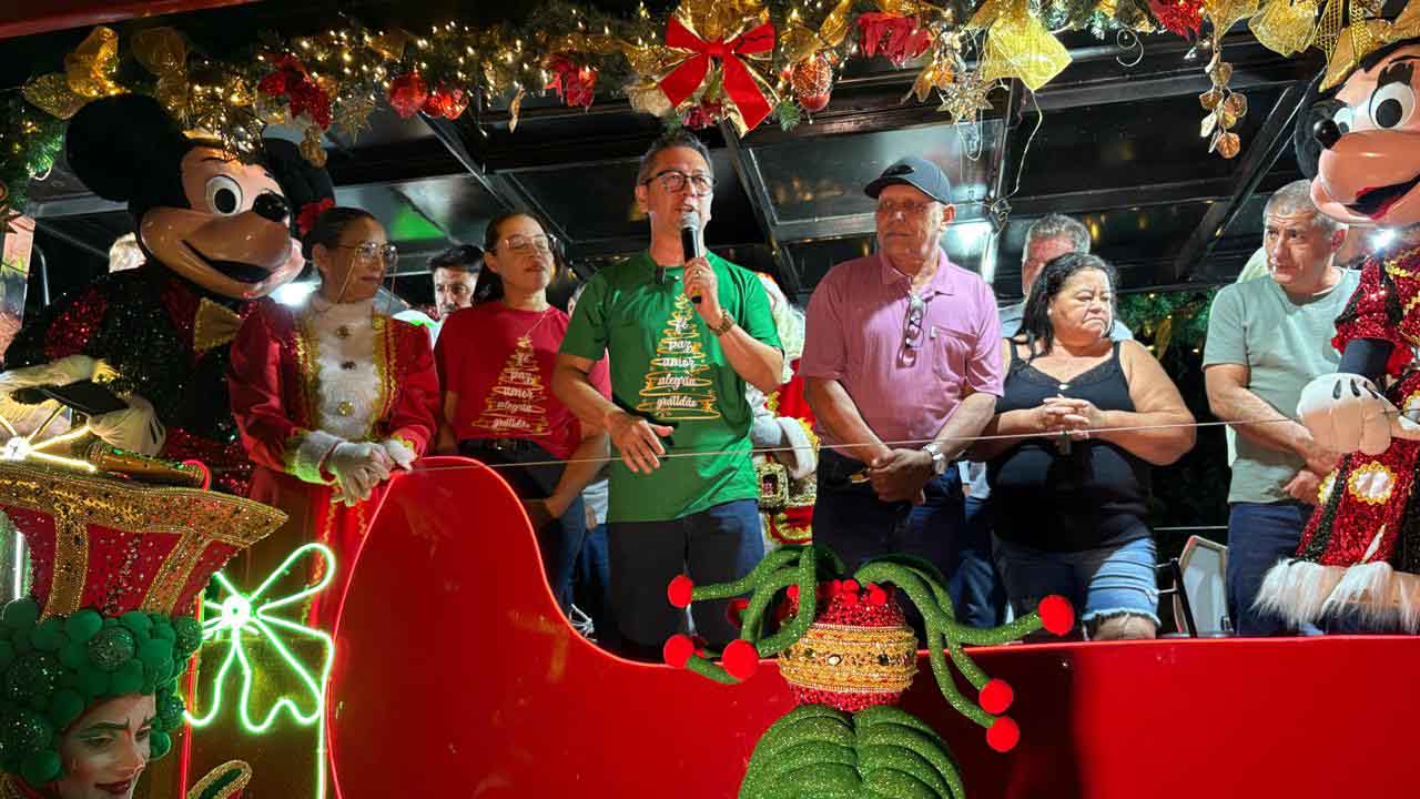 Papai Noel é recebido com festa e luzes em Jardim Alegre