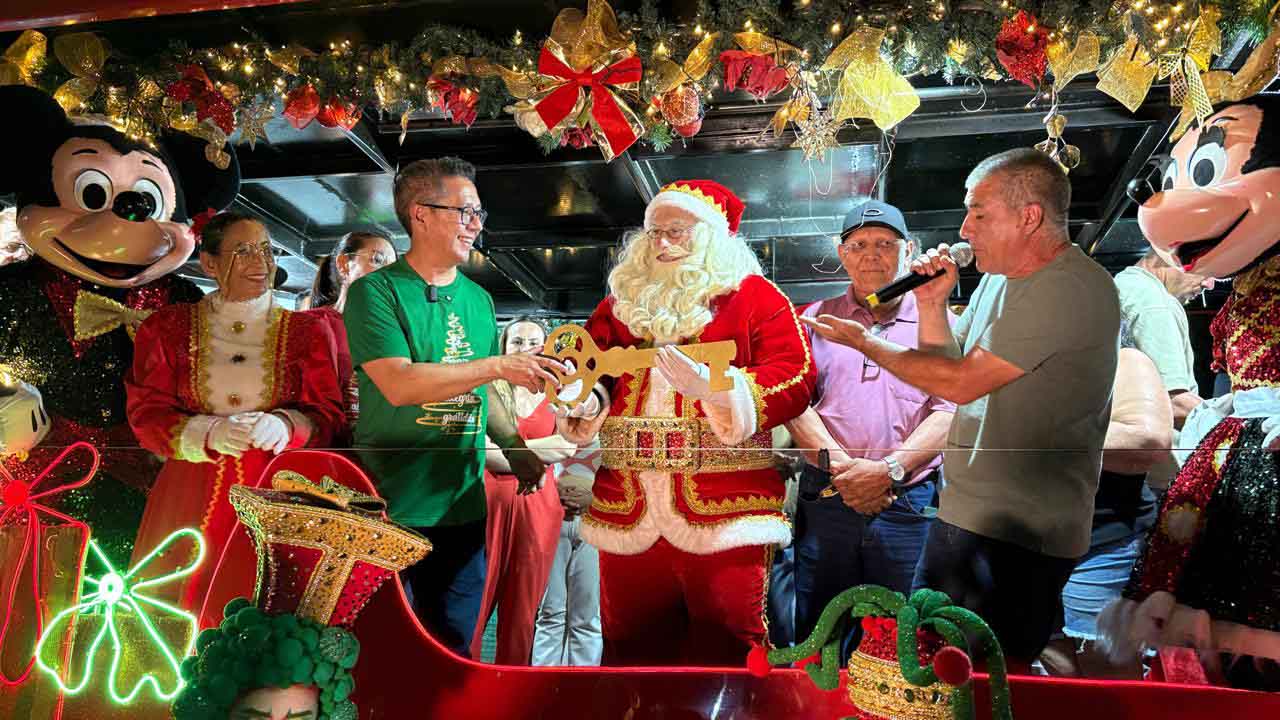 Papai Noel é recebido com festa e luzes em Jardim Alegre