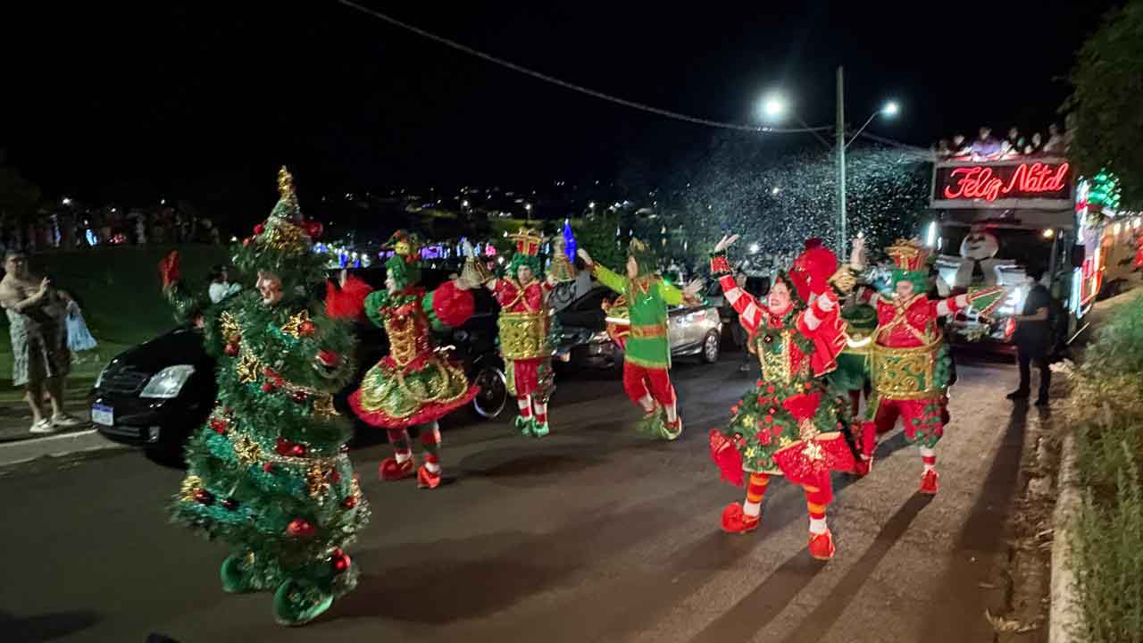 Papai Noel é recebido com festa e luzes em Jardim Alegre