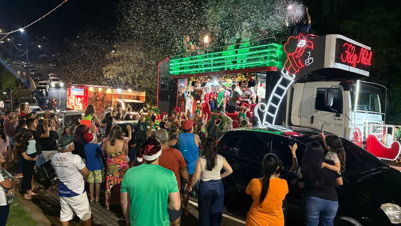 Papai Noel é recebido com festa e luzes em Jardim Alegre