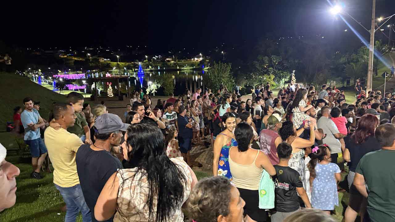 Papai Noel é recebido com festa e luzes em Jardim Alegre
