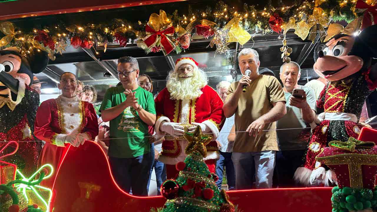 Papai Noel é recebido com festa e luzes em Jardim Alegre