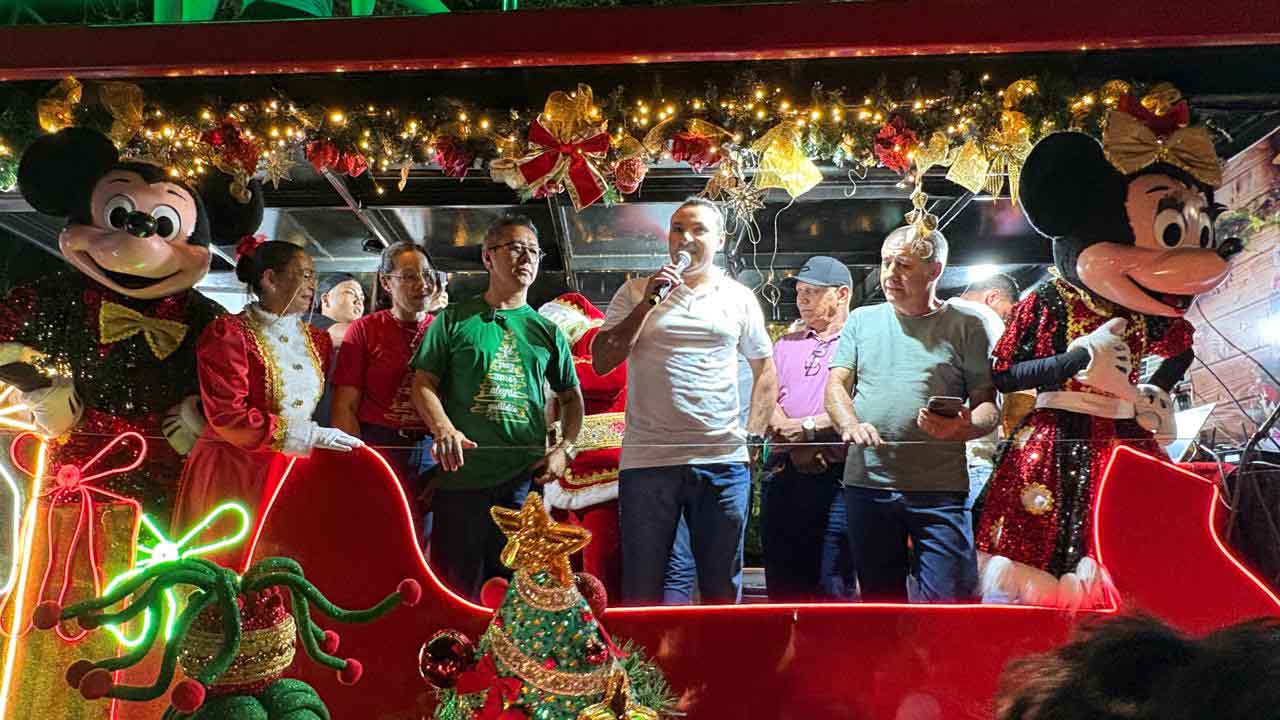 Papai Noel é recebido com festa e luzes em Jardim Alegre