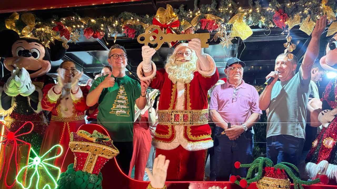 Papai Noel recebe as chaves da cidade