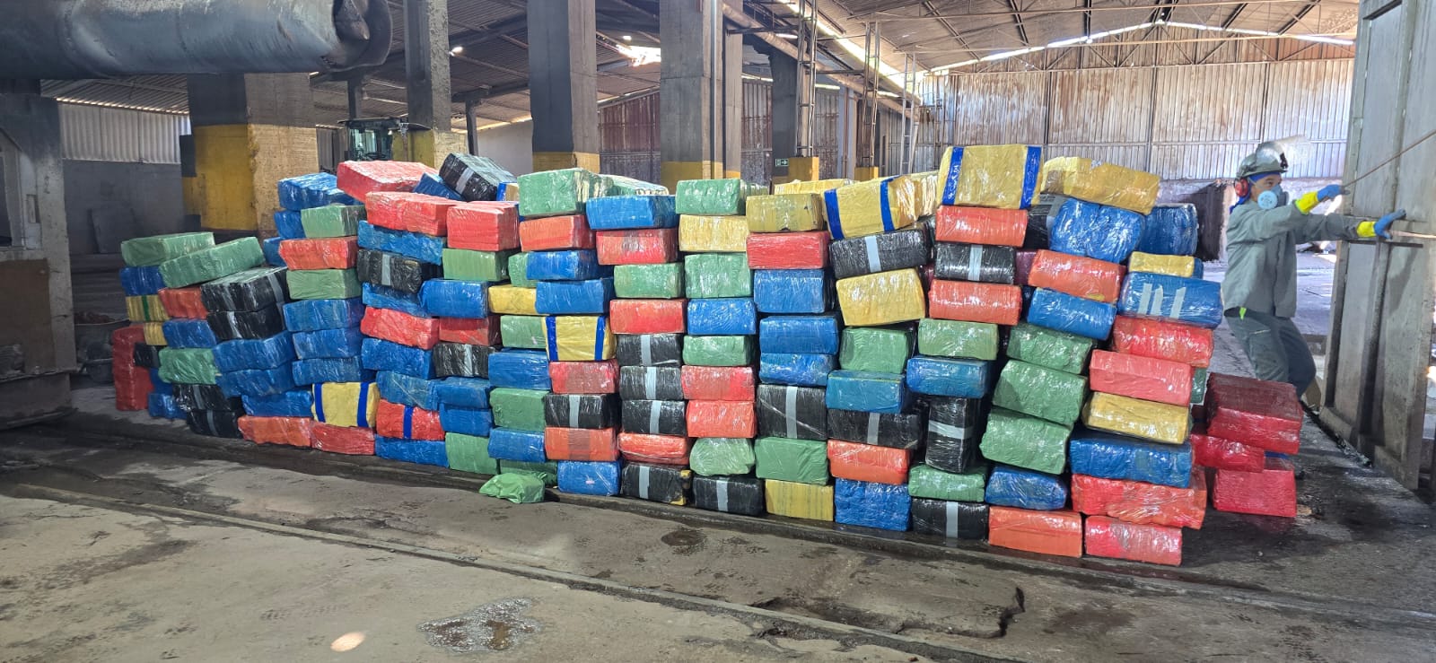 Polícia Civil de Apucarana incinera cinco toneladas de maconha