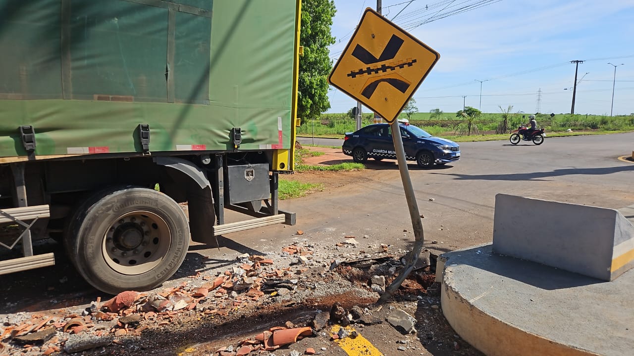 Portal da Colônia Esperança é destruído por caminhão em Arapongas (PR)