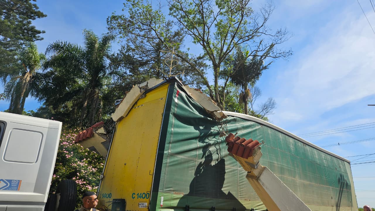 Portal da Colônia Esperança é destruído por caminhão em Arapongas (PR)