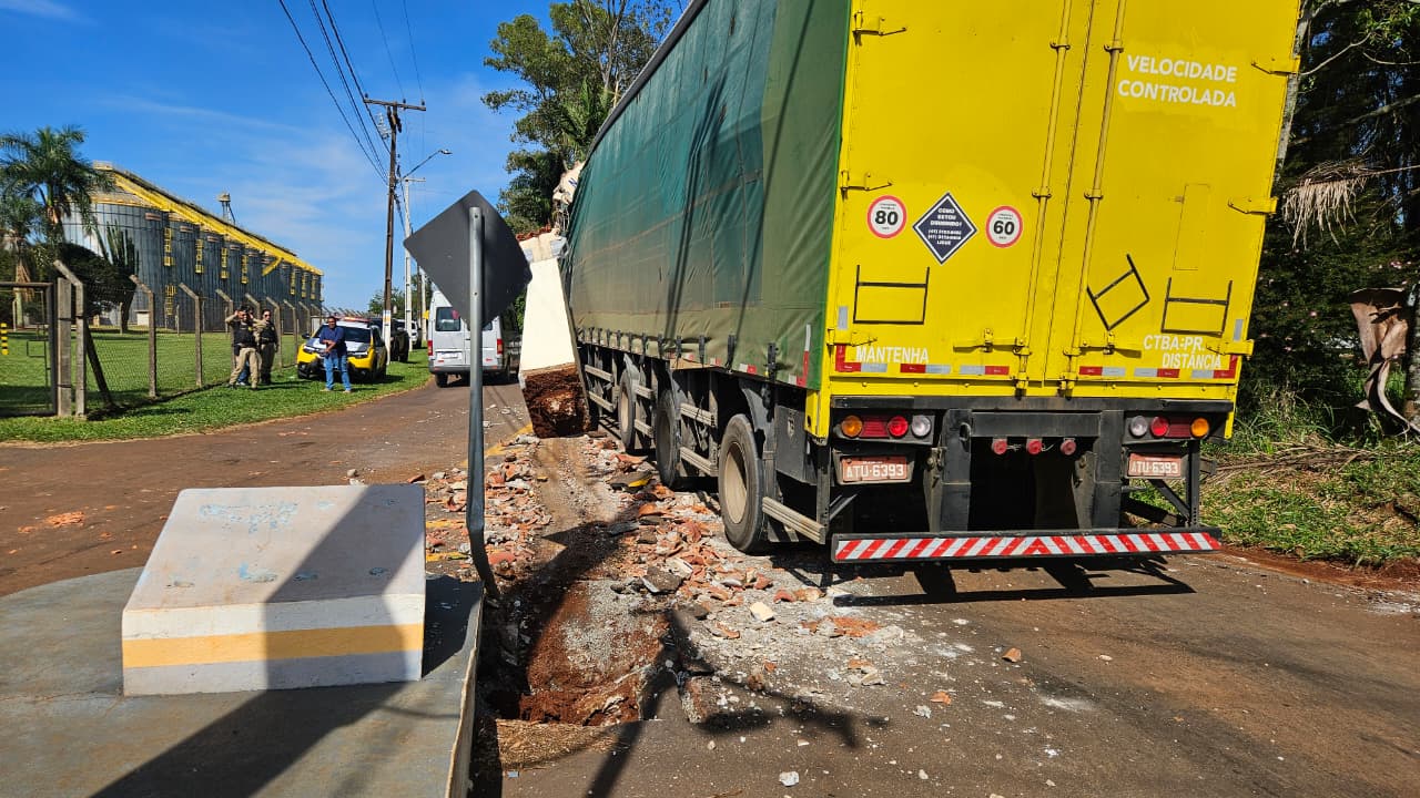 Portal da Colônia Esperança é destruído por caminhão em Arapongas (PR)