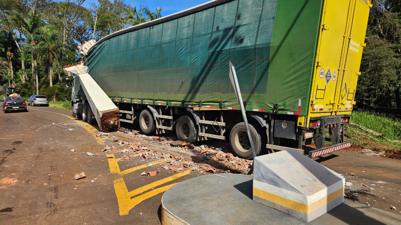 Portal da Colônia Esperança é destruído por caminhão em Arapongas