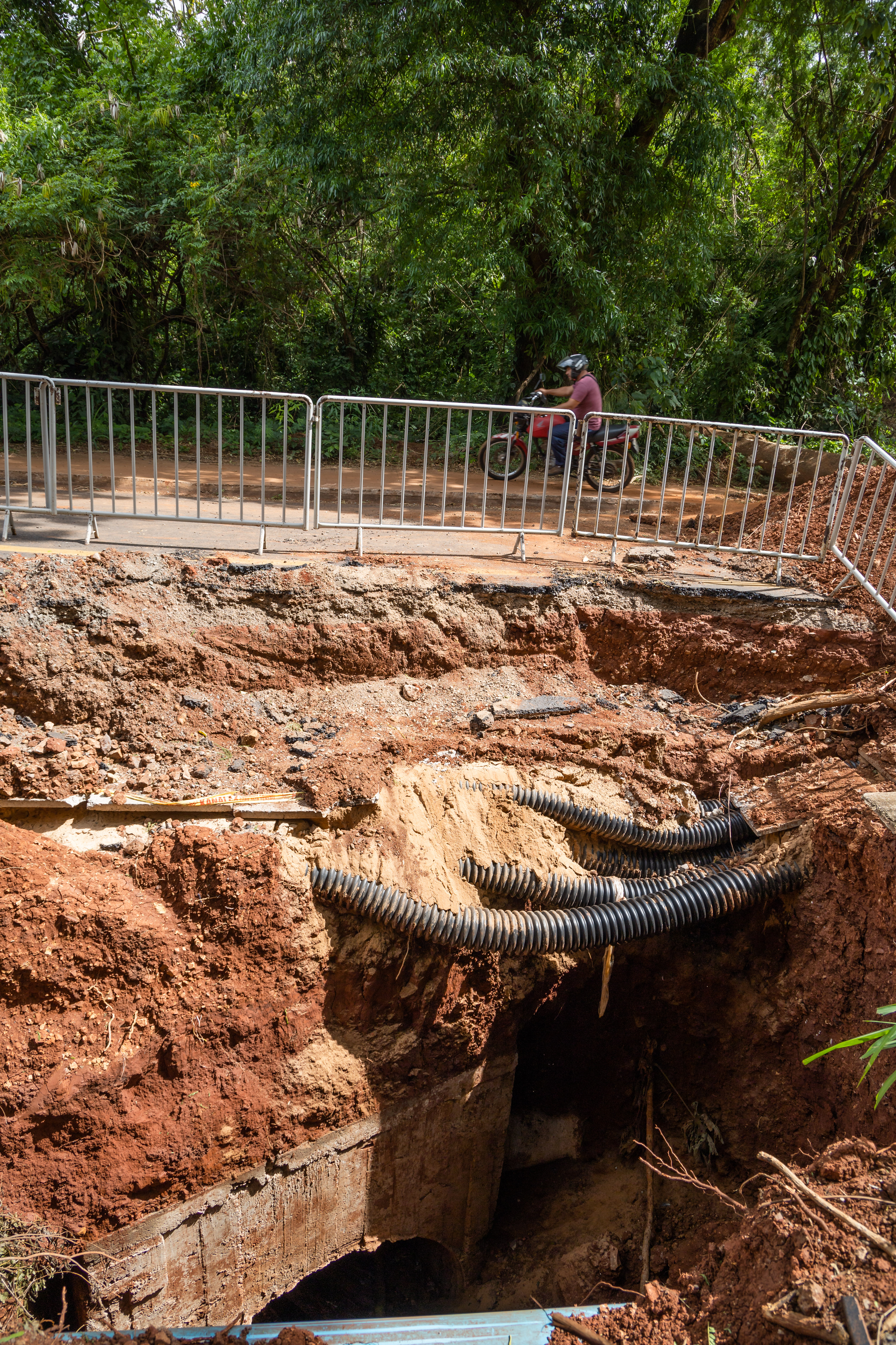 Prefeitura de Apucarana adota medidas emergenciais para reparar cratera