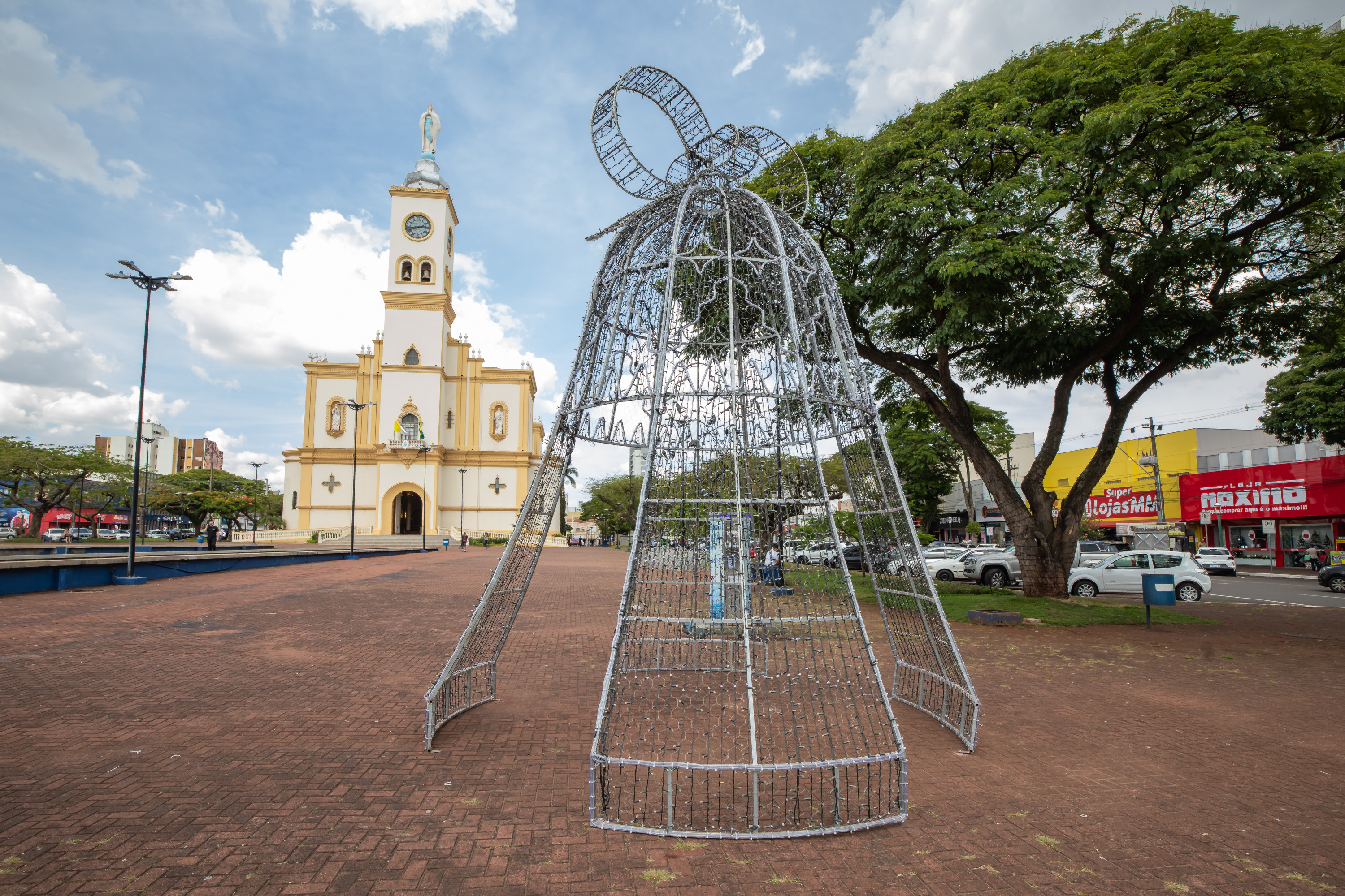 Prefeitura inicia montagem da decoração natalina em Apucarana