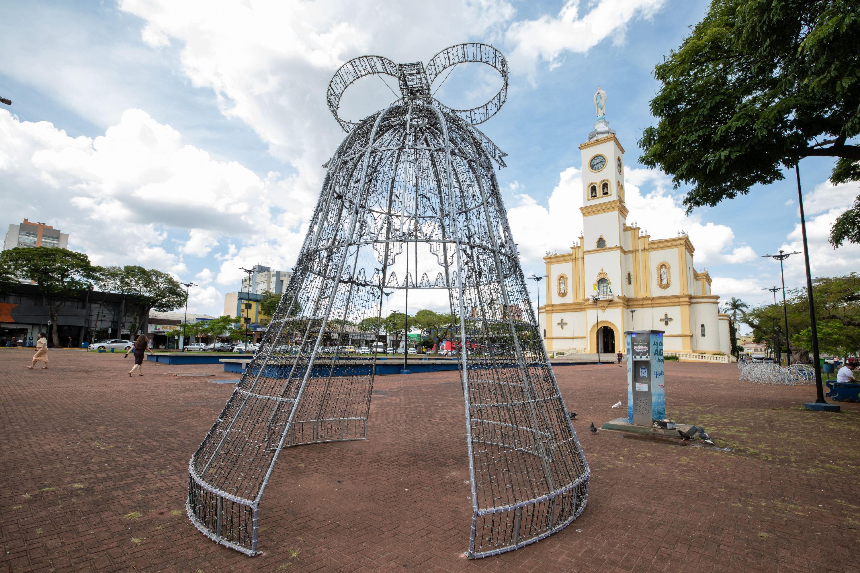 Prefeitura inicia montagem da decoração natalina em Apucarana