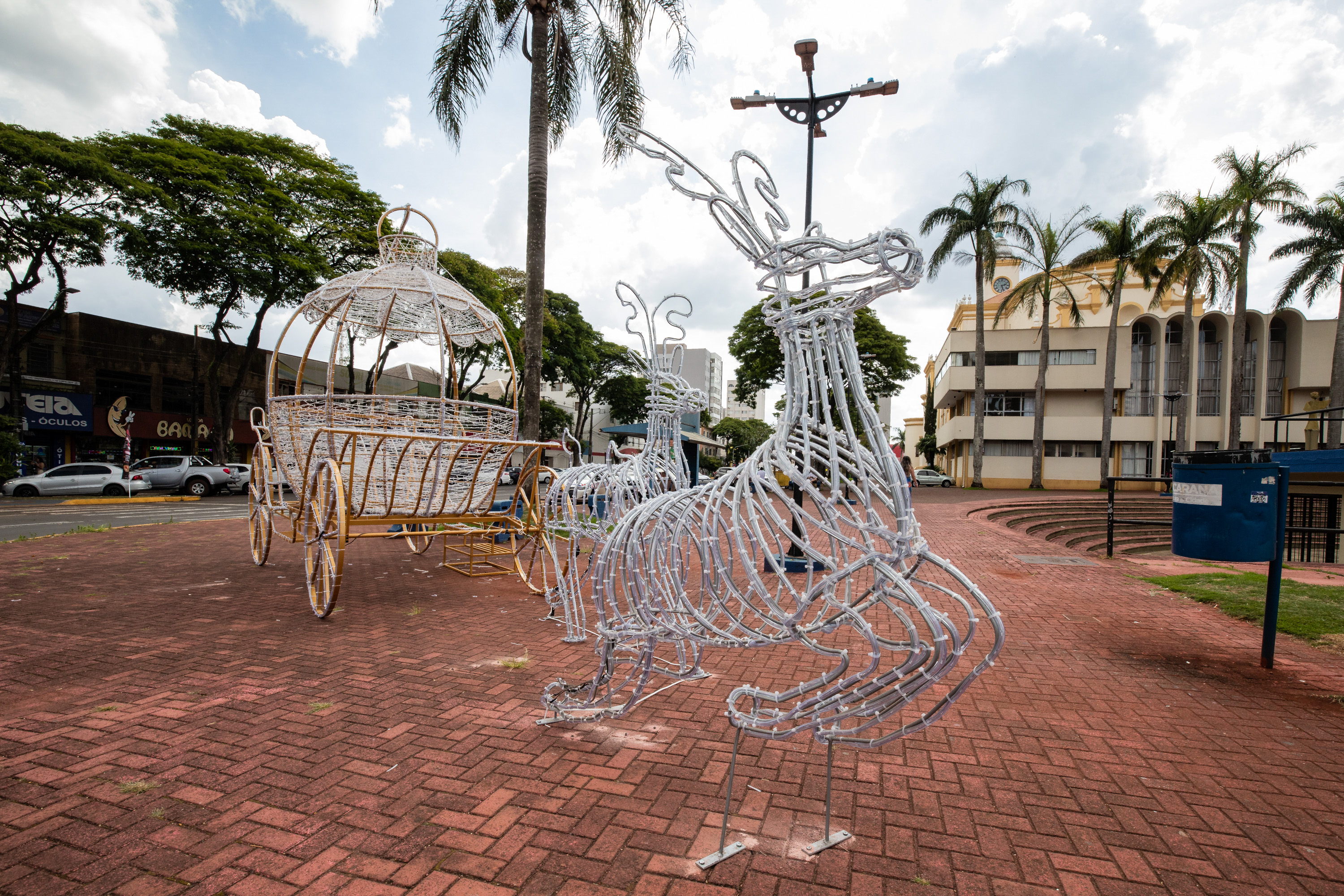 Prefeitura inicia montagem da decoração natalina em Apucarana