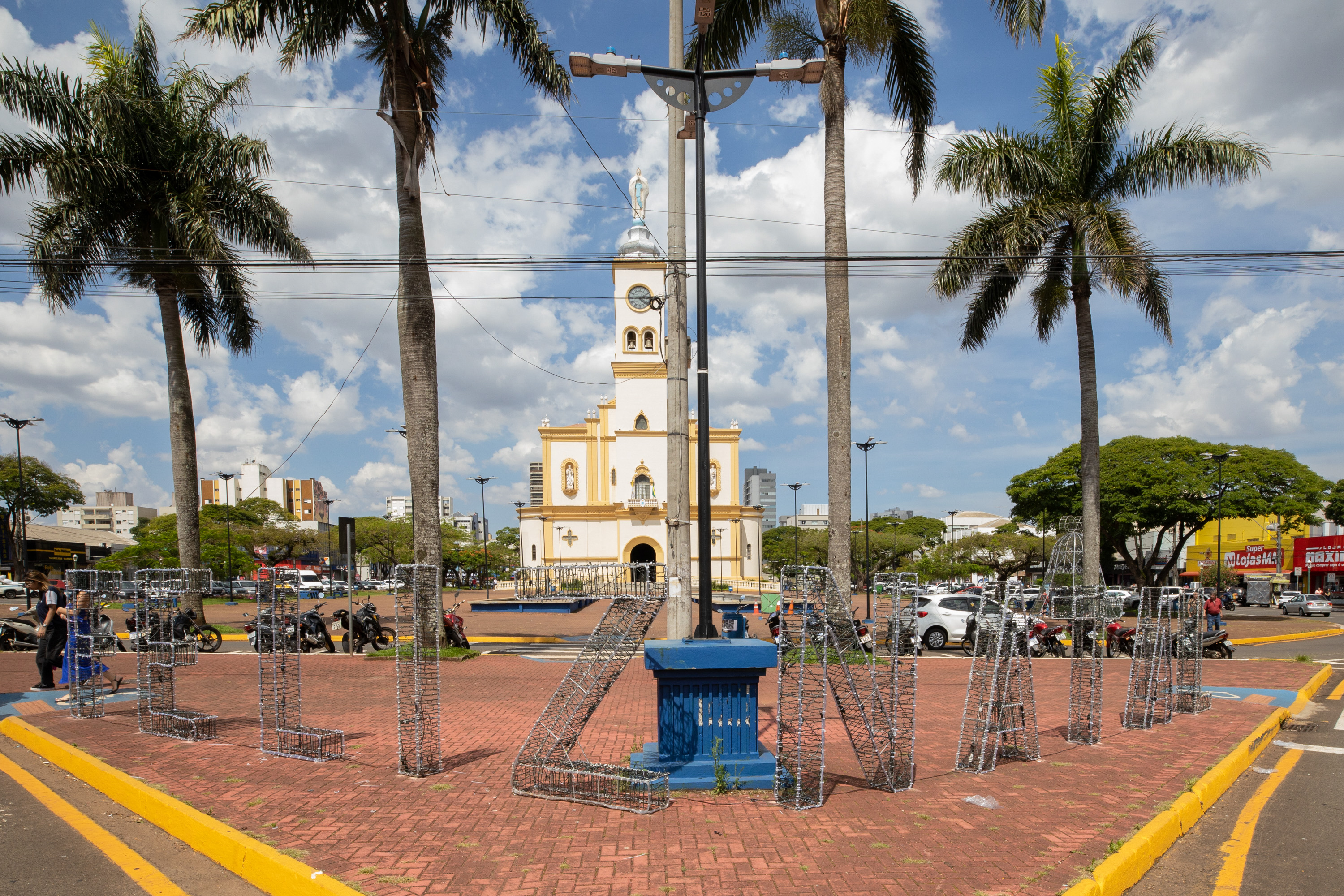 Prefeitura inicia montagem da decoração natalina em Apucarana