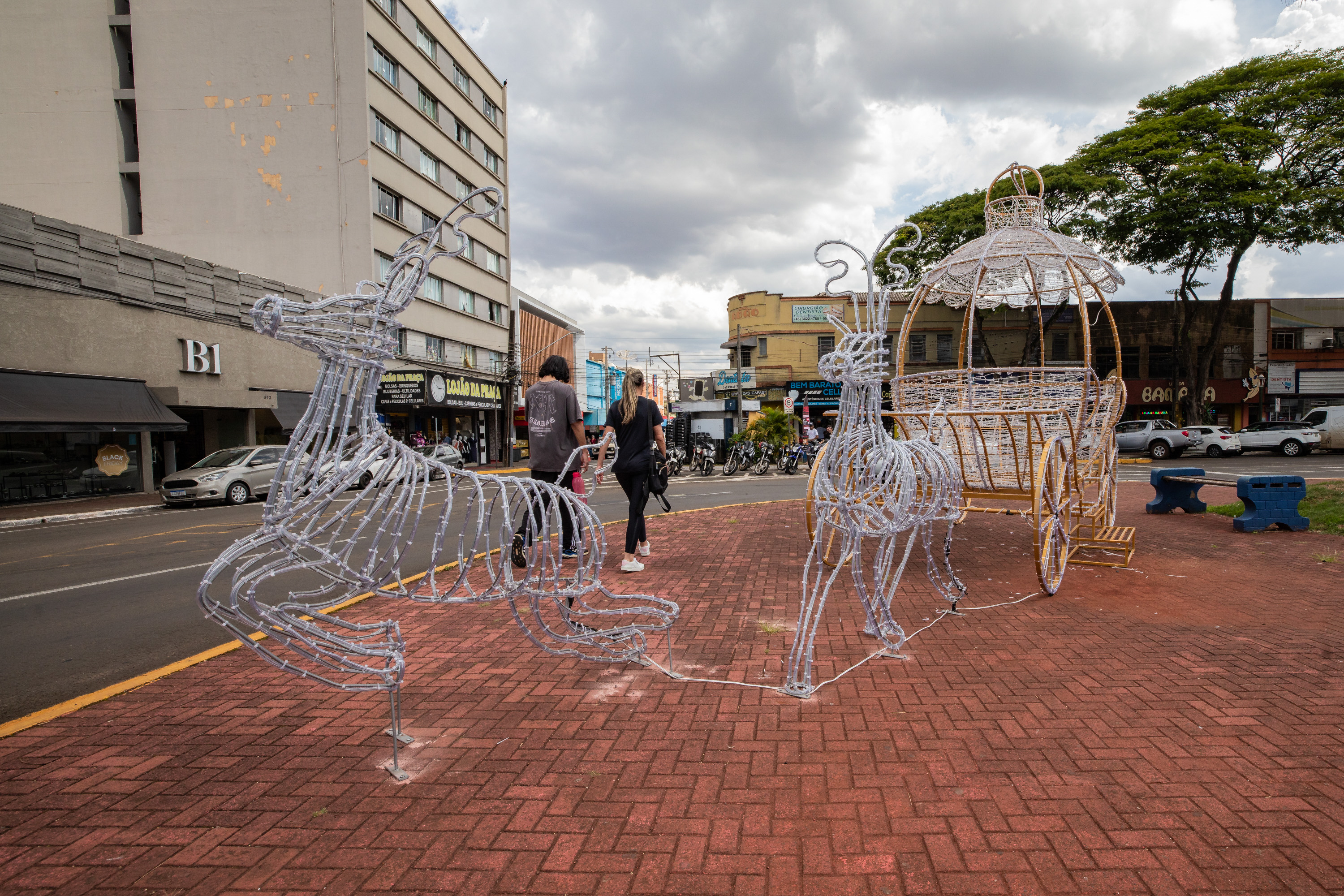 Prefeitura inicia montagem da decoração natalina em Apucarana