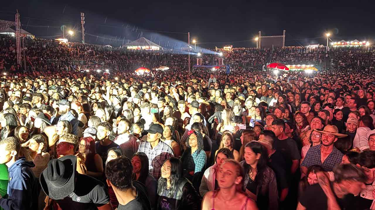 Zé Neto & Cristiano lotam arena na abertura da Expovale em Ivaiporã