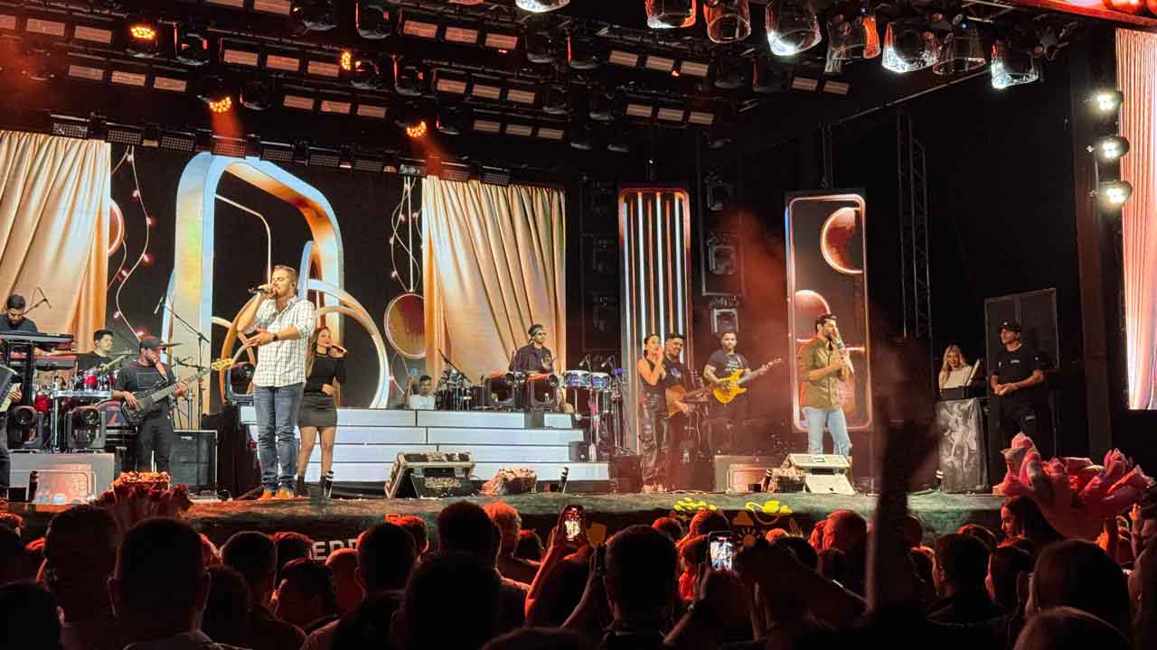 Zé Neto & Cristiano lotam arena na abertura da Expovale em Ivaiporã