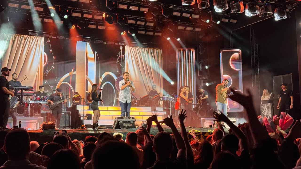Zé Neto & Cristiano lotam arena na abertura da Expovale em Ivaiporã