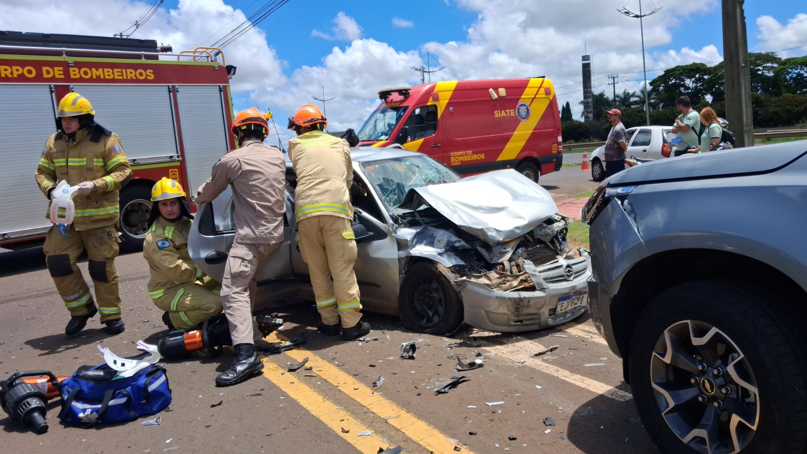 Acidente com três veículos deixa quatro feridos no Parque Industrial Norte em Apucarana