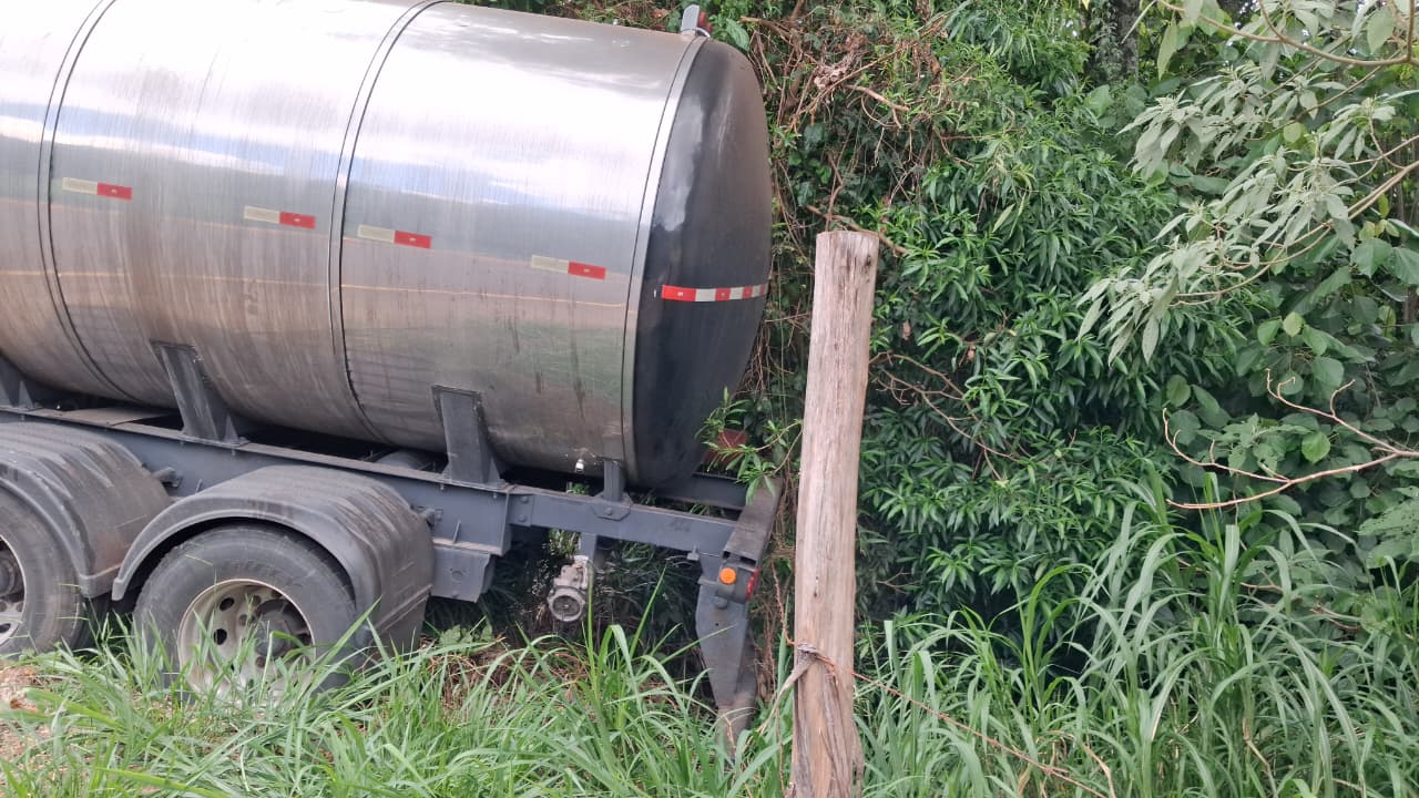 Caminhão carregado perde força em subida e volta de ré em Apucarana