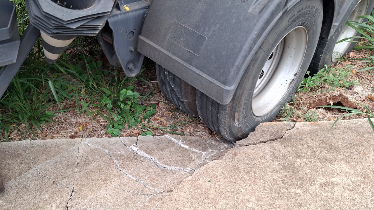 Caminhão carregado perde força em subida e volta de ré em Apucarana