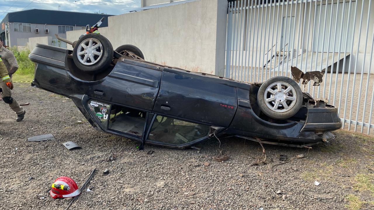 Carro atravessou a pista e parou perto de empresa