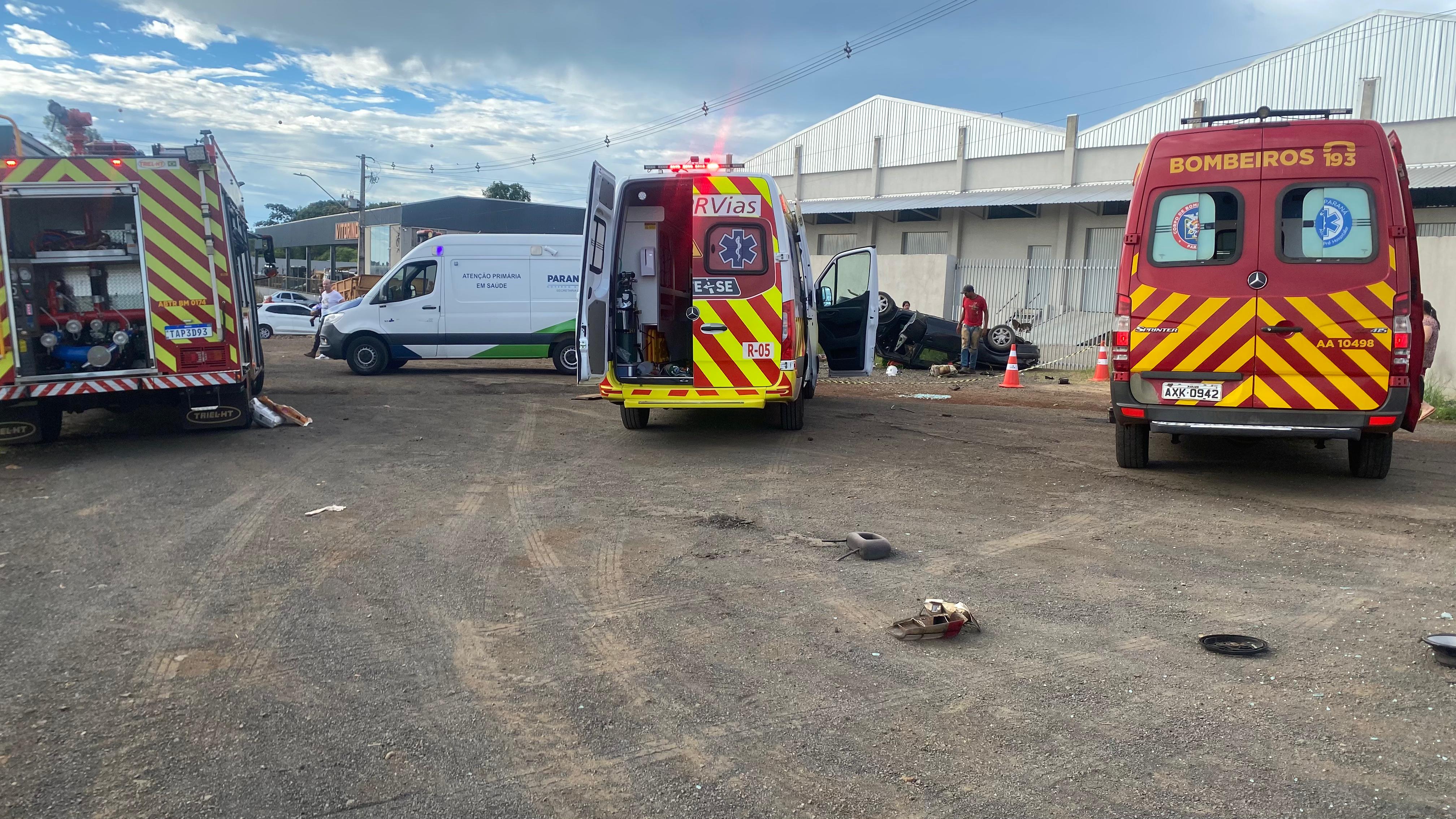 Carro atravessou a pista e parou perto de empresa