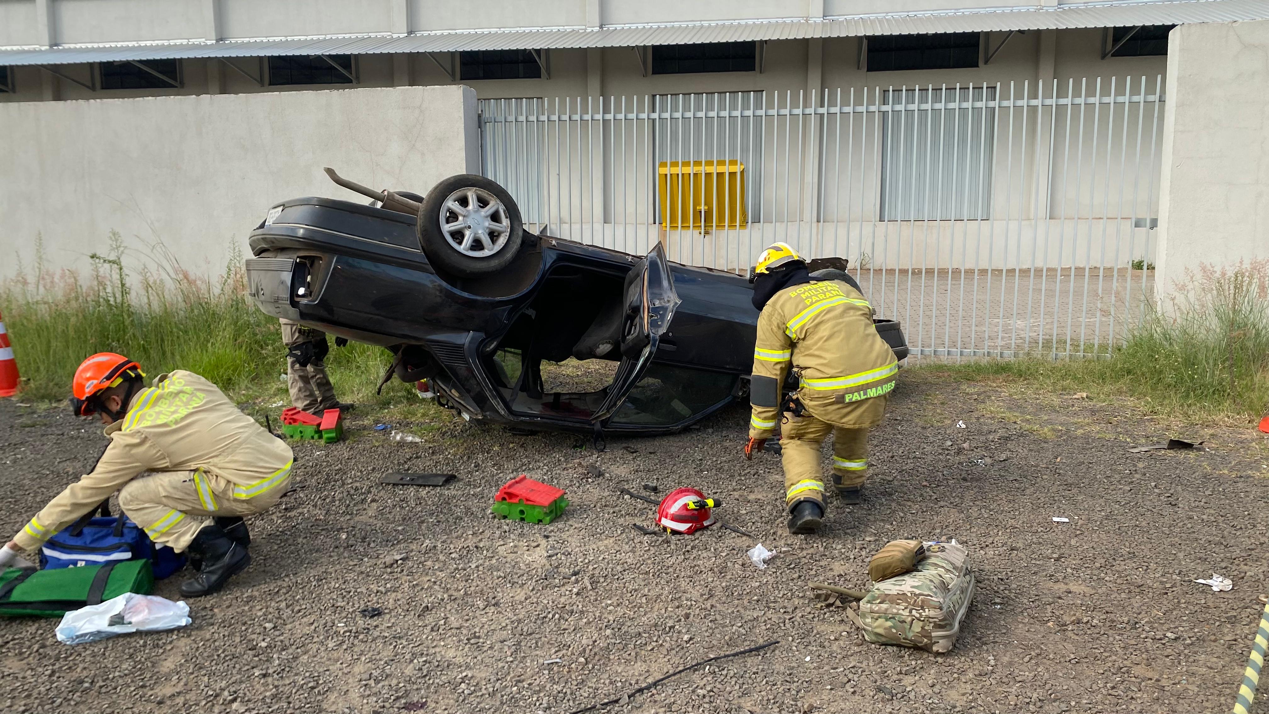 Carro atravessou a pista e parou perto de empresa