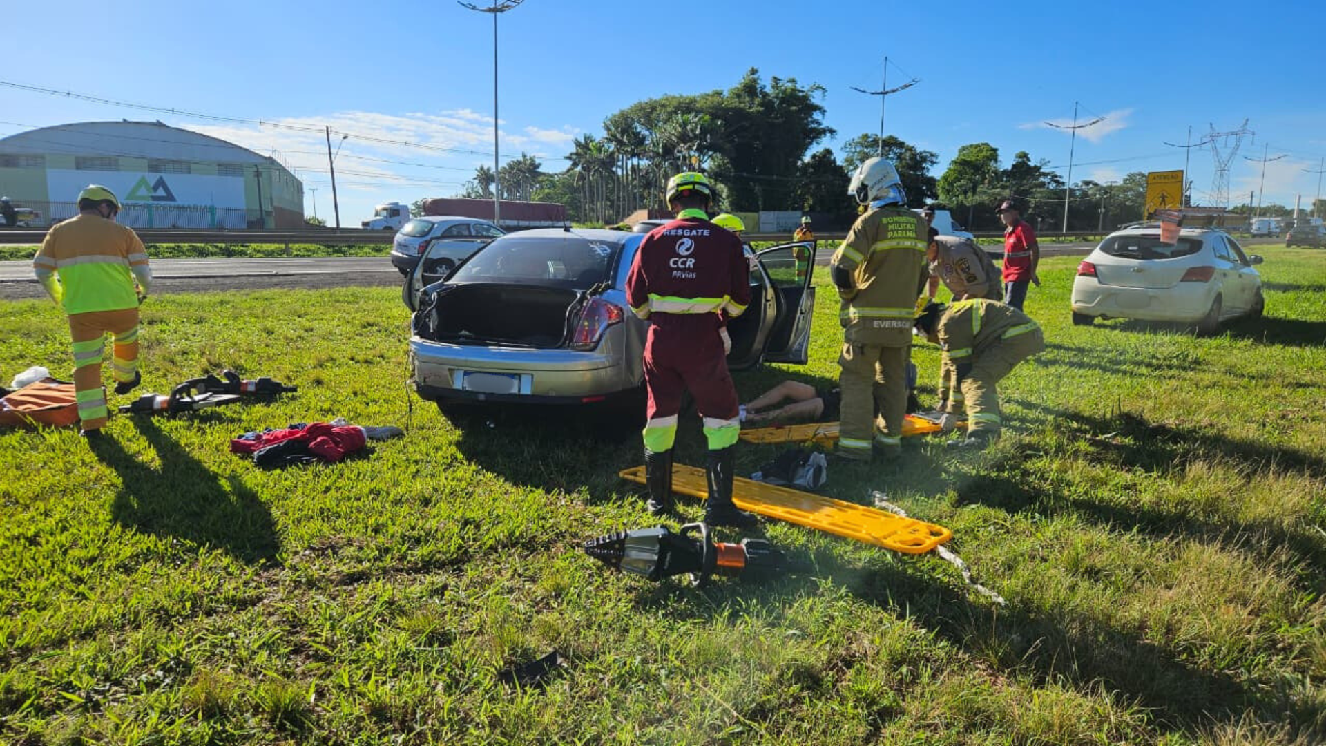 Carro bate em muro na BR-369 e deixa três mulheres feridas